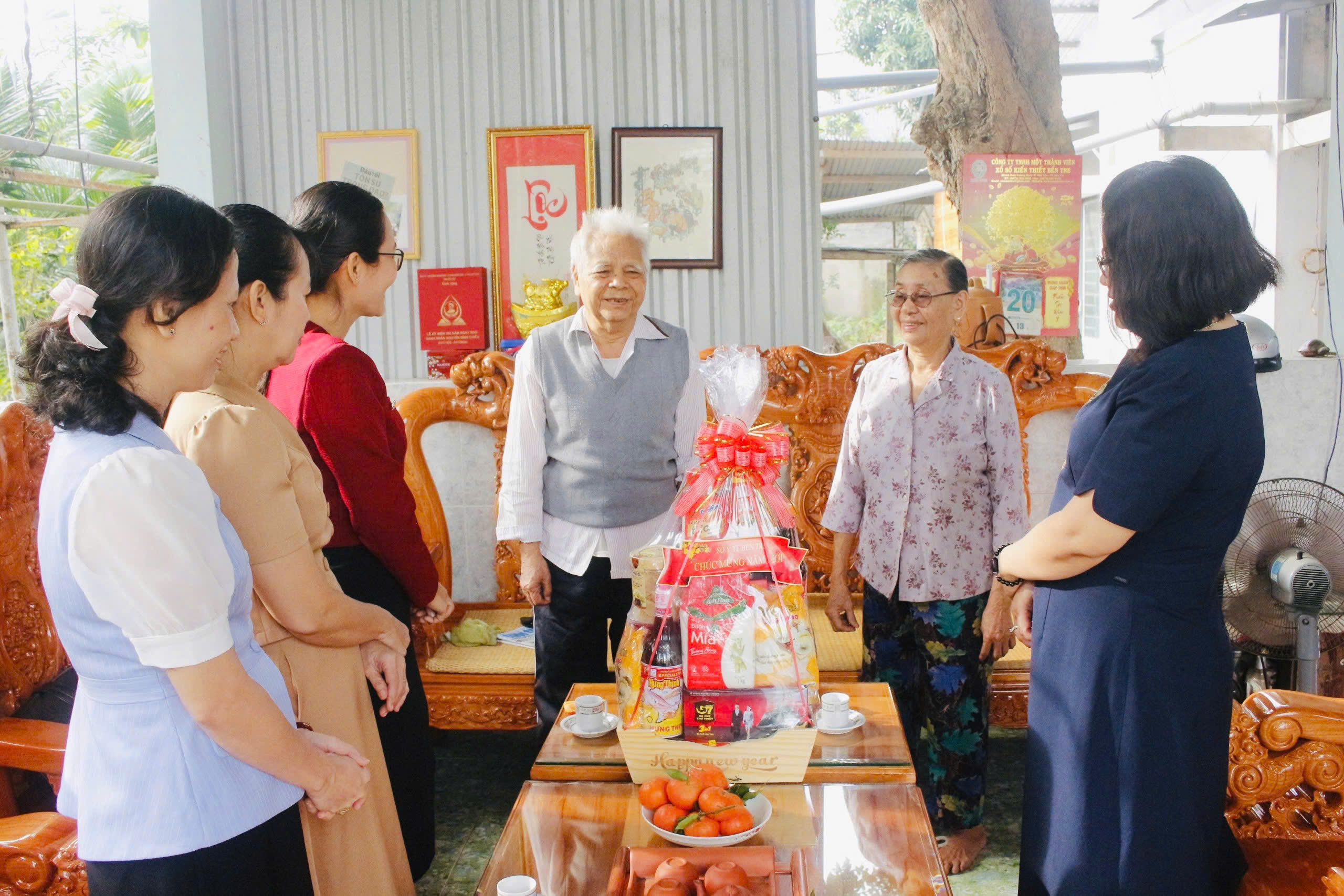 Đoàn đến thăm và chúc Tết Ông Đặng Sưỡng, Nguyên Giám đốc Sở Y tế Bến Tre.