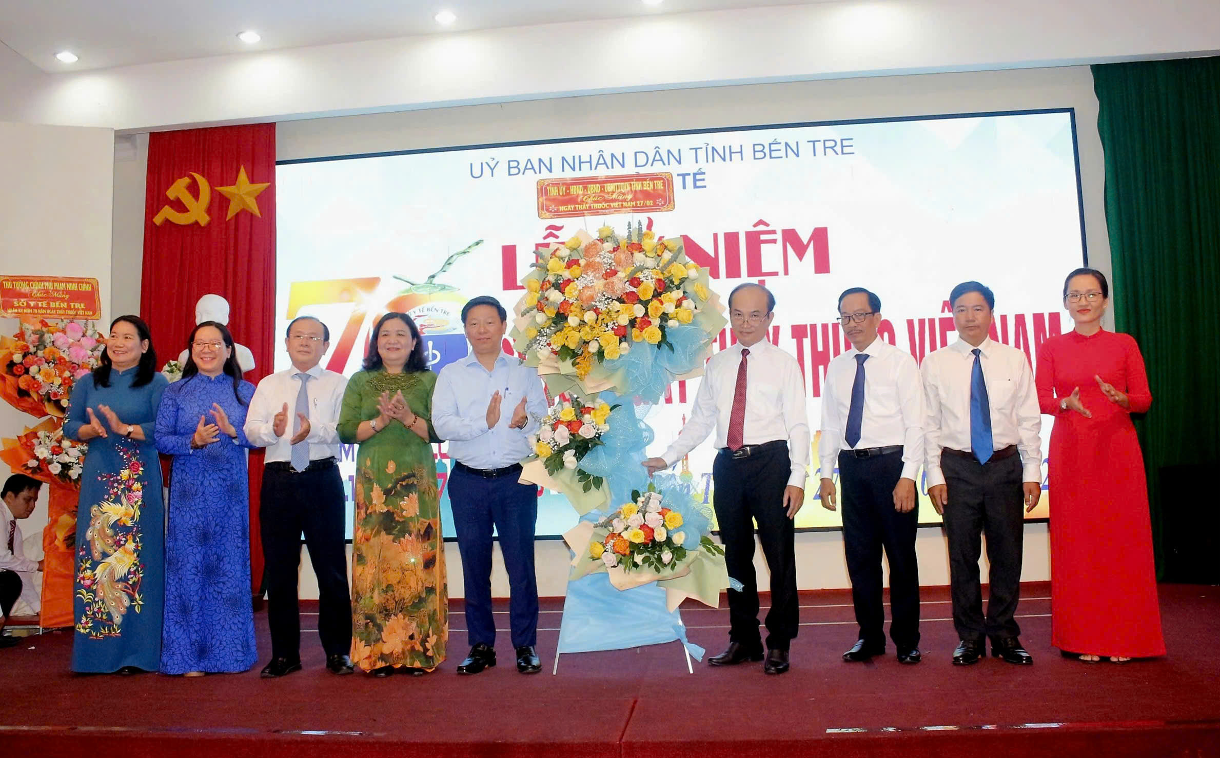 Lãnh đạo Tỉnh uỷ, Uỷ ban nhân dân tặng hoa cho Ban giám đốc Sở Y tế.