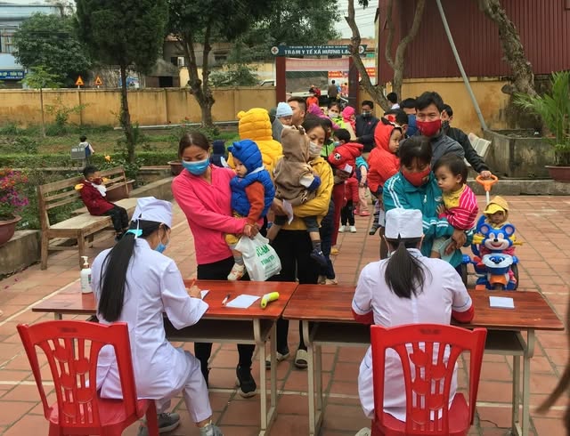 Các mẹ xếp hàng đăng ký uống vitamin A