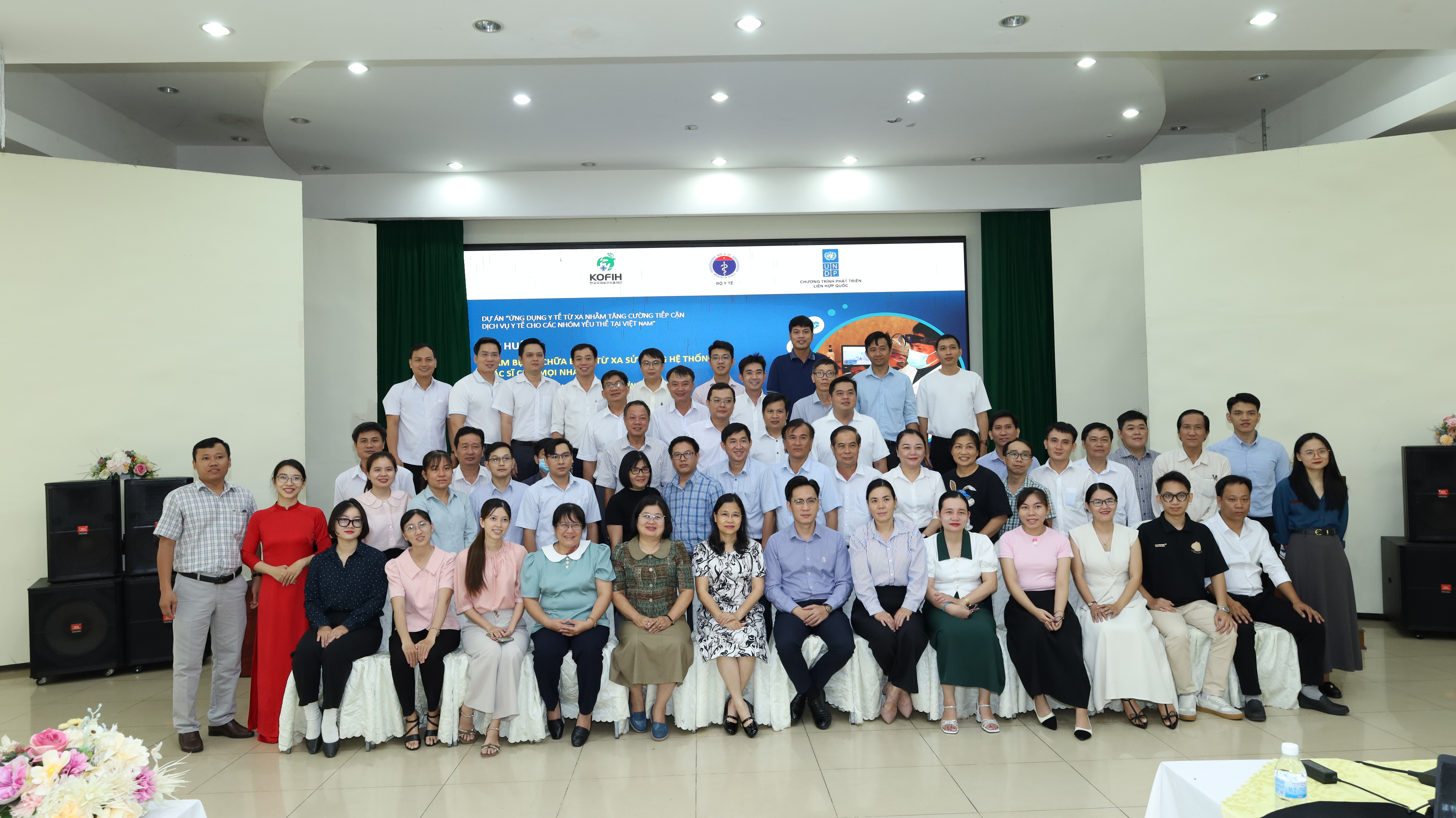 Các học viên chụp ảnh lưu niệm với đại biểu và giảng viên