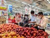 Đoàn kiểm tra liên ngành kiểm tra ATVSTP tại các siêu thị trong tỉnh.