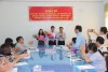 Ông Võ Hồng Khanh - Phó Giám đốc Sở Y tế tặng hoa và trao quyết định cho Bà Huỳnh Thị Em và Ông Bùi Văn Quang