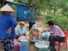 Cán bộ y tế tẩm mùng phòng chống sốt rét, sốt xuất huyết cho bà con