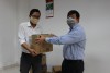 Bác sĩ Trình Minh Hiệp - Giám đốc BV Nguyễn Đình Chiểu trao máy đo nhiệt độ cho Bệnh viện Cù Lao Minh