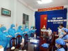 CN Trần Văn Chính - Phó Trưởng khoa Kiểm soát nhiễm khuẩn, hướng dẫn các nhân viên Sao Việt cách mặc trang phục phòng hộ cá nhân