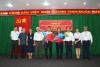 Ông Võ Hồng Khanh và ông Lương Minh Tuấn (cầm hoa) chụp hình lưu niệm với lãnh đạo Sở Y tế