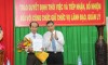 Chủ tịch UBND tỉnh Cao Văn Trọng trao Quyết định cho ông Nguyễn Văn Oanh