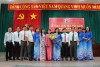 Đồng chí Phạm Văn Thành và đồng chí Nguyễn Thị Kim Ngân chụp ảnh lưu niệm với đảng viên Chi bộ 02 nơi mình sinh hoạt