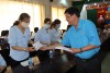 Đ/c Huỳnh Văn Tấn - Phó Chủ tịch Thường trực LĐLĐ tỉnh tặng tiền cho các công nhân lao động