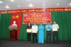 Đại diện LĐLĐ tỉnh, Sở Y tế trao bằng khen cho các cá nhân đạt thành tích trong hoạt động Công đoàn