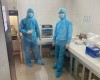 Cán bộ y tế làm nhiệm vụ xét nghiệm tại Khoa Xét nghiệm của Trung tâm Kiểm soát bệnh tật tỉnh