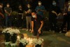 Người dân cùng chung cư ở TP. Hồ Chí Minh tưởng niệm bé gái 8 tuổi tử vong do bị bạo hành