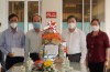 Giám đốc CDC Nguyễn Hữu Định nhận quà của Bí thư Tỉnh ủy