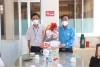 Giám đốc CDC Nguyễn Hữu Định đại diện CBVCLĐ nhận quà Tết từ Chủ tịch CĐN Nguyễn Chí Đông