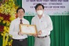 Đại diện tập thể bệnh viện, Giám đốc BV Lao và Bệnh phổi Bến Tre Phạm Thanh Bình nhận bằng khen UBND với thành tích xuất sắc trong phòng chống dịch Covid-19. Ảnh: Phan Hân