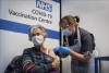 Tiêm vaccine ngừa COVID-19 cho người cao tuổi tại bệnh viện Guy ở London, Anh ngày 8/12/2020. Ảnh: AFP/TTXVN