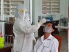 Nhân viên CDC lấy mẫu xét nghiệm Covid-19 cho người dân