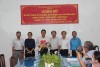 Ông Nguyễn Văn Bồng nhận quyết định, hoa từ Ban giám đốc Sở và Công đoàn Ngành