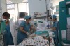 Các bác sĩ điều trị cho trẻ mắc sốt xuất huyết tại TP.HCM.