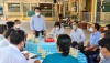 Ông Nguyễn Trung Dũng - Phó giám đốc CDC giám sát công tác triển khai tiêm chủng tại Trường tiểu học Tân Thạch B