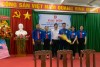 BCH chi đoàn nhiệm kỳ 2022-2024 nhận hoa chúc mừng từ đại diện Đảng bộ bộ phận CDC