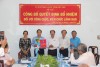 Ban giám đốc, Công đoàn ngành Sở Y tế trao quyết định và tặng hoa cho đ/c Huỳnh Phước Thiện được bổ nhiệm lại