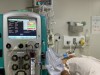 Một bệnh nhân mắc sốt xuất huyết nặng phải lọc máu ở khoa Hồi sức tích cực chống độc người lớn ở Bệnh viện Bệnh Nhiệt đới TP HCM