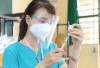 Bộ Y tế nêu rõ: Người trên 18 tuổi đã mắc COVID-19, tiêm vaccine mũi bổ sung ngay sau khi hồi phục; Đồng thời đối tượng tiêm mũi 4 cũng được mở rộng hơn.