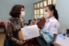 Thứ trưởng Bộ Y tế Nguyễn Thị Liên Hương trò chuyện với trẻ đến tiêm vaccine phòng COVID-19 mũi 3 tại Trường THPT Lương Văn Chánh- Tỉnh Phú Yên