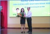 Ông Ngô Văn Tán- Giám đốc Sở Y tế tặng hoa Bà Nguyễn Thị Hà - Tổng giám đốc VitaDairy
