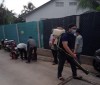 Cán bộ y tế phun thuốc diệt muỗi tại các ổ dịch...