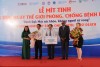 Đại diện Tổ chức FAO, WHO tại Việt Nam trao 10.000 liều vắc xin phòng bệnh dại và Tập đoàn y tế AMV trao tặng Bến Tre 500 liều vắc xin phòng bệnh dại tiêm phòng cho những người có nguy cơ cao.