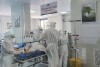 Các bác sĩ điều trị cho bệnh nhân COVID-19 nặng