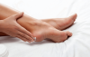 Thoa kem dưỡng ẩm giúp gót chân giữ độ ẩm cần thiết.