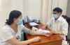 Kiểm tra huyết áp và tư vấn cho bệnh nhân tăng huyết áp.