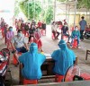 Nhân viên TTYT huyện tiến hành lấy mẫu xét nghiệm covid -19 cho người dân tại Trạm y tế thị trấn.