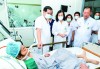 Bộ trưởng Bộ Y tế Đào Hồng Lan (đứng giữa) thăm bệnh nhân đang điều trị tại Bệnh viện Bạch Mai.