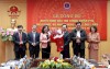 Bộ trưởng Đào Hồng Lan, Thứ trưởng Đỗ Xuân Tuyên, Thứ trưởng Trần Văn Thuấn, Thứ trưởng Nguyễn Thị Liên Hương và Vụ trưởng Vụ Tổ chức Cán bộ Nguyễn Hồng Sơn chúc mừng tân Thứ trưởng Lê Đức Luận.