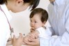 Cho trẻ đi tiêm chủng đầy đủ để phòng bệnh viêm đường hô hấp trên.