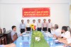 Ban giám đốc Sở Y tế, Chủ tịch CĐN trao quyết định, tặng hoa và chụp ảnh lưu niệm với đ/c Nguyễn Thanh Long