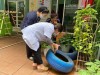 Người dân chủ động các biện pháp phòng chống dịch sốt xuất huyết.