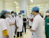 Bộ trưởng Bộ Y tế Đào Hồng Lan trò chuyện, động viên các y bác sĩ Khoa Hồi sức tích cực của BV Hữu nghị đa khoa Nghệ An.
