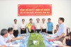 Ban giám đốc Sở Y tế, Phó Chủ tịch CĐN trao quyết định, tặng hoa ông Nguyễn Thanh Hải.