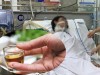 Uống rượu không rõ nguồn gốc có thể gây ngộ độc rượu và nguy hiểm đến tính mạng.