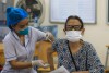 Bộ Y tế và các chuyên gia dịch tễ, truyền nhiễm… đề nghị các địa phương tiếp tục đẩy nhanh tiêm vaccine cho người thuộc nhóm nguy cơ cao.