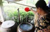 Sử dụng thuốc làm sạch nước để sinh hoạt hàng ngày.