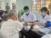 Đoàn khám bệnh cho gia đình chính sách.