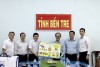 Giám đốc Bệnh viện RHM Trung ương TP. Hồ Chí Minh Lê Trung Chánh (thứ 3 từ trái qua) tặng áp phích tuyên truyền cho 2 ngành Y tế, GD&ĐT.