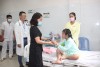 Lãnh đạo Bệnh viện Nguyễn Đình Chiểu tặng quà cho các cháu đang nằm điều trị tại Khoa Nhi.