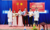 Chủ tịch đoàn tặng hoa cho các báo cáo viên.